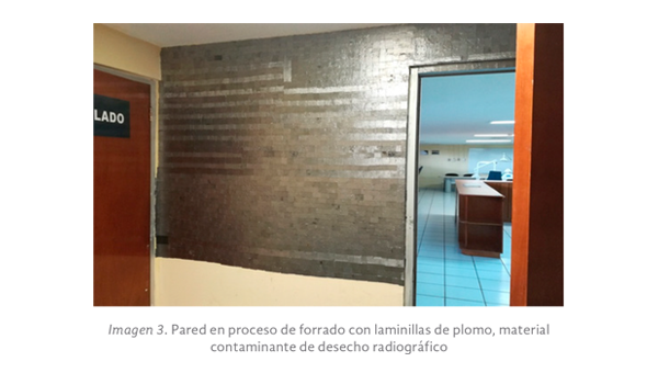 Imagen 3. Pared en proceso de forrado con laminillas de plomo, material contaminante de desecho radiográfico.